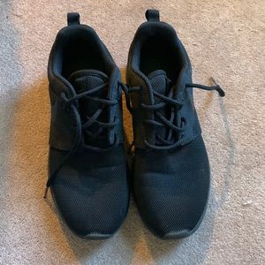 Black Nike Roshe size 7